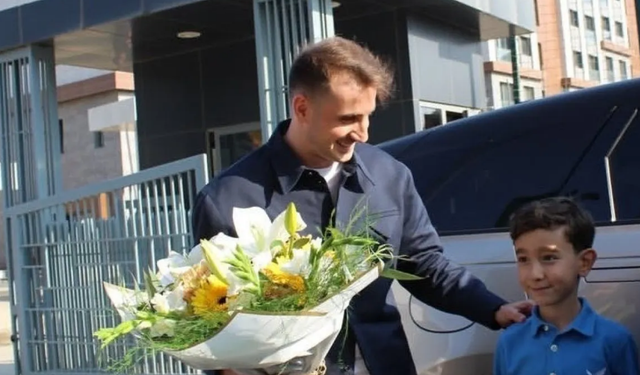 Kerem Aktürkoğlu Minik Aras'ın Okul Ziyaret Vaadini Yerine Getirdi