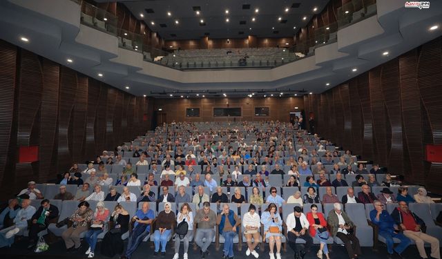 Mersin'de Emekli Evi Üyeleri 'Ben Anadolu' Tiyatro Oyununa Yoğun İlgi Gösterdi