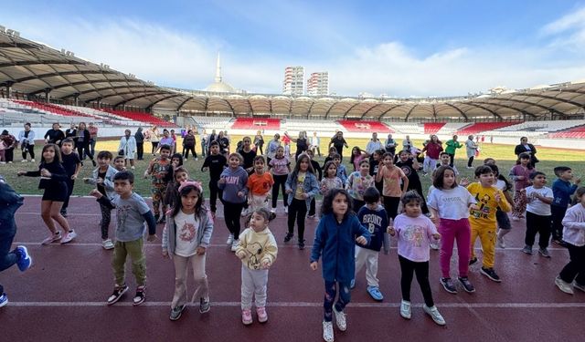 Miniklerin Zumba Keyfi: Renkli Etkinlikte Çocuklar Enerjilerini Attı