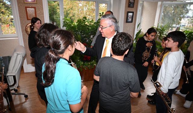 Öğretmenler Günü’nde müzikli sürpriz: İzmir Marşı’yla geldiler