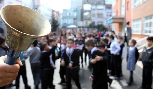 MEB 17 Kasım Pazartesi Günü Okullar Tatil mi