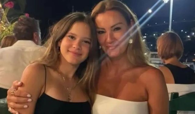 Pınar Altuğ'un Kızı Su Atacan Podyumdaki Performansıyla İlgi Odağı Oldu