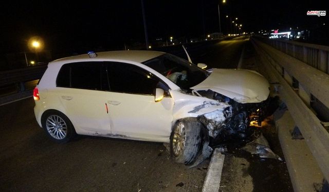 Köprülü kavşakta kontrolden çıkan otomobil bariyerlere çarptı