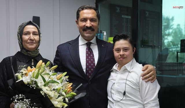 Vali Masatlı Down Sendromlu Kuaförün İlk Müşterisi Oldu