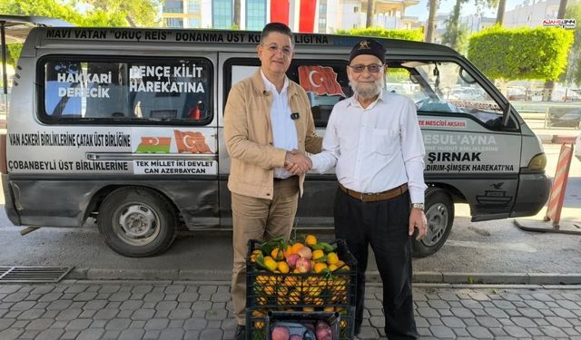 Askerlere meyve götüren Elmacı Dede'nin aracı mandalinayla doldu