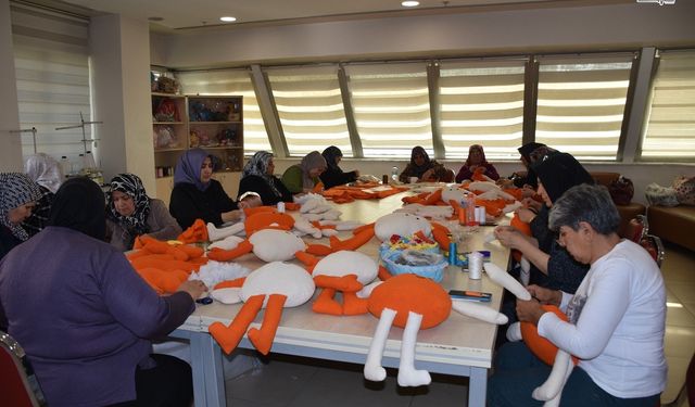 Gaziantep'te Kadınlar, Lösemili Çocuklar İçin Oyuncak Bebek ve Elbise Dikiyor