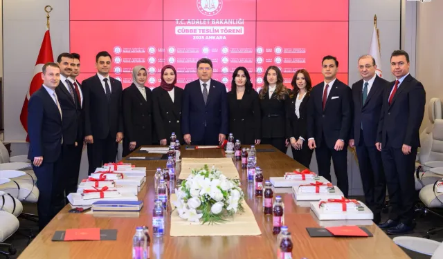 Genç hâkim ve savcılar cübbelerini törenle teslim aldı