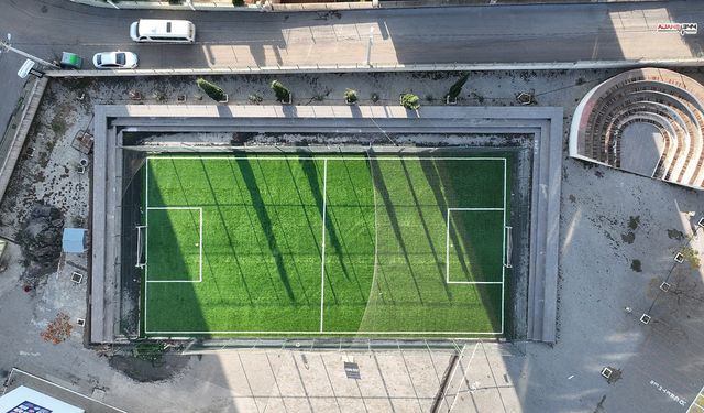 Gençlik enerjisi sahalara taşınıyor: Kahramanmaraş’a 35 yeni halı saha