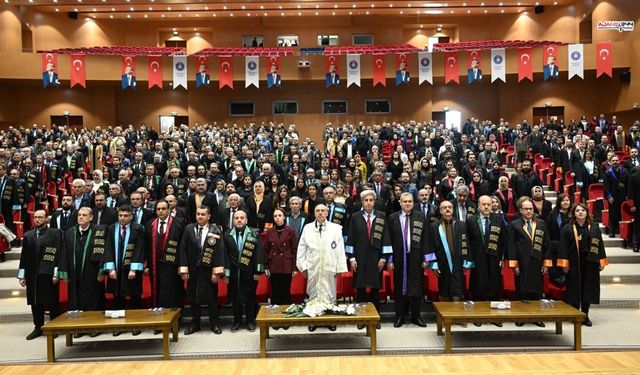 KSÜ'de profesörlük belgeleri törenle verildi