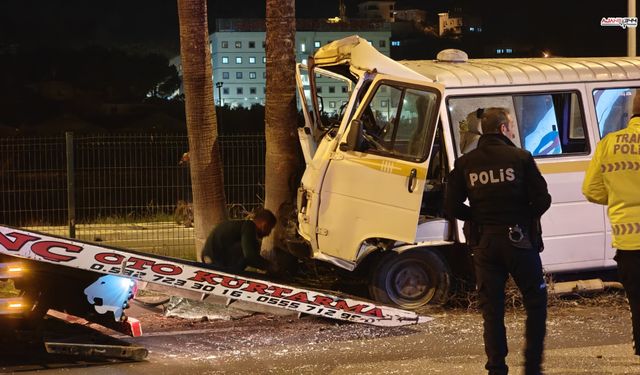 Minibüs refüje çıktı: Alkollü sürücü yaralandı