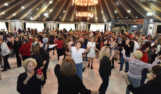 Öğrencilerine Kadınlar Matinesi Sürprizi