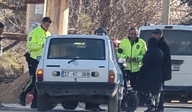 Şarkikaraağaç’ta Kavşakta Kaza: 2 Yaralı