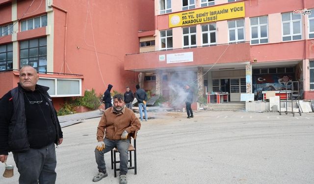 Depremde hasar alan 50 yıllık lise yıkılıyor mezunları son kez ziyaret etti