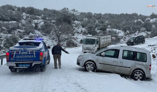 Yoğun Kar Nedeniyle Mahsur Kalanlara Ekiplerden Müdahale