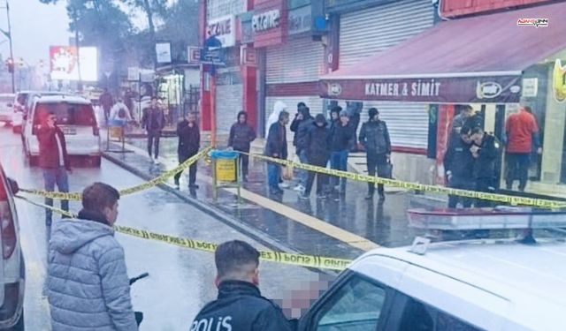 Bıçaklı Kavgada Genç Can Verdi