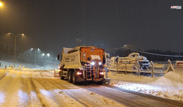 Kahramanmaraş’ta kar mesaisi: Büyükşehir ekipleri gece de sahada