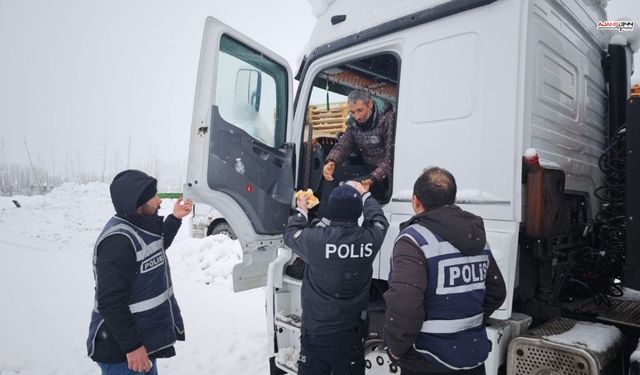 Göksun'da mahsur kalan sürücülere sıcak yemek ulaştırıldı