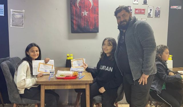 Esnaftan öğrencilere karne sürprizi: Takdir getirene bedava döner