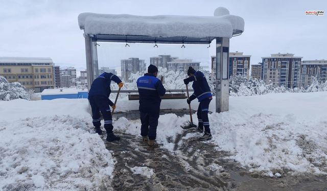 Kahramanmaraş’ta kaldırımlar ve yürüyüş yolları kardan temizleniyor