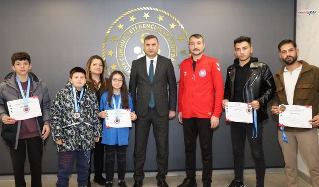 Wushu Şampiyonları İl Müdürü Özdemir’i Ziyaret Etti