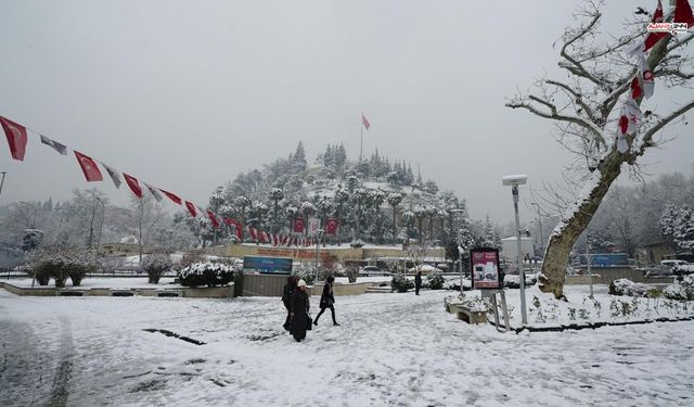 Yoğun kar nedeniyle eğitime ve kamuya 1 gün ara verildi