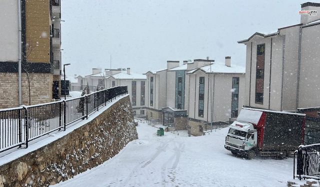 Kahramanmaraş'ta yoğun kar trafiği felç etti