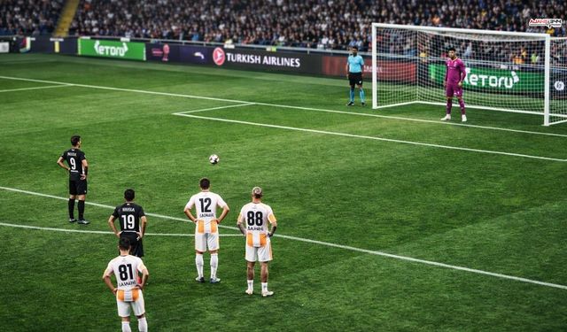 İstiklalspor’dan Adana’da İlk Yarı Şovu