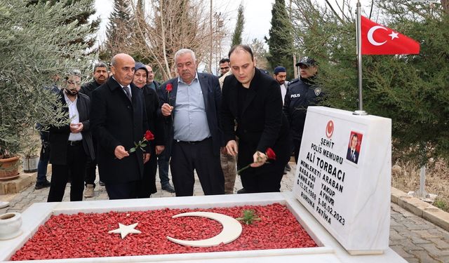Deprem şehidi polis memuru Ali Torbacı, mezarı başında anıldı