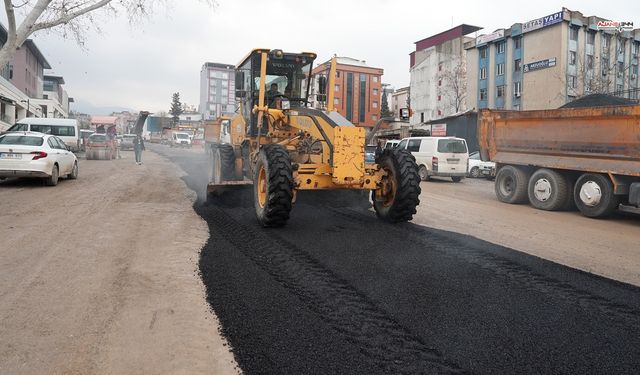 Kahramanmaraş’ta Hükümet Bulvarı sıcak asfaltla yenileniyor