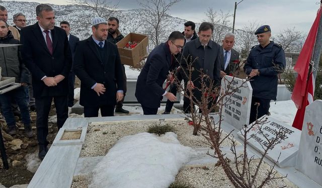 Deprem şehitleri kabirleri başında dualarla anıldı