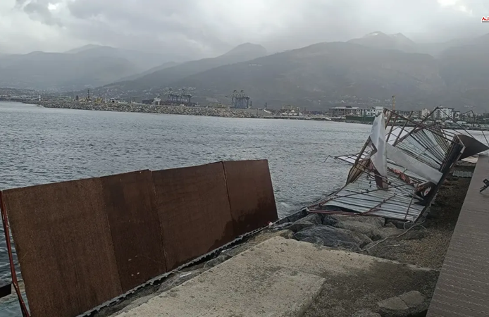 Fırtına Ramazan Çadırlarını Denize Sürükledi