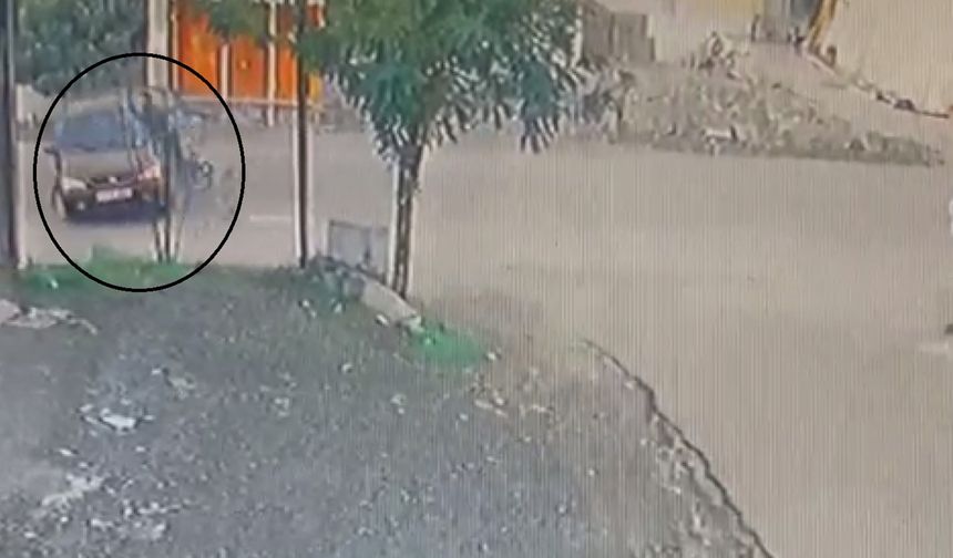 Motosiklet, otomobile ok gibi saplandı: O anlar kamerada