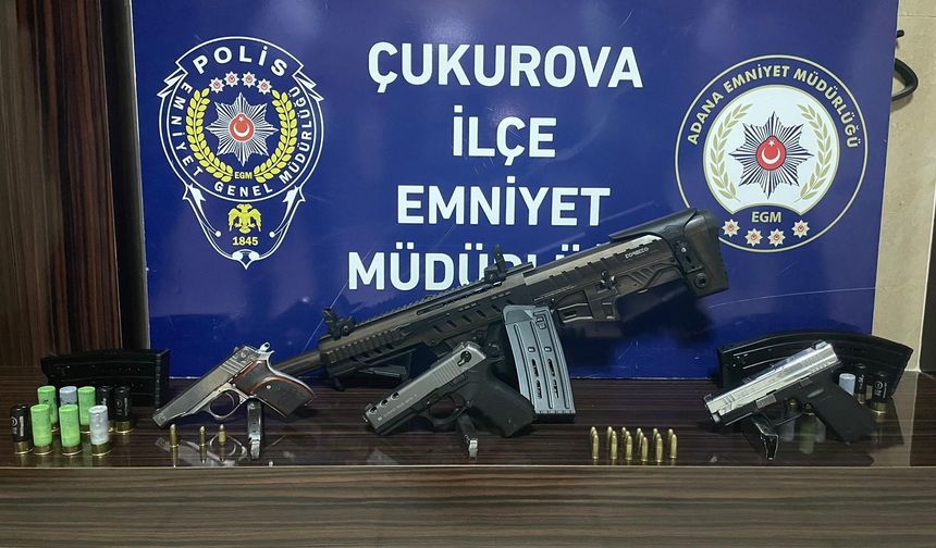 Adana’da masaj salonlarında kılıç ve silah ele geçirildi