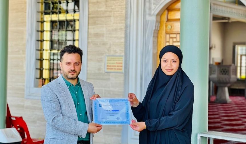 Papazın kızı Auburn Gelibolu Camii'nde Müslüman oldu