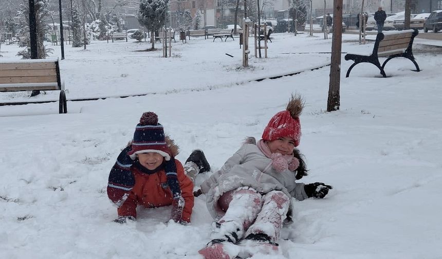 Kahramanmaraşlı çocukların kar sevinci