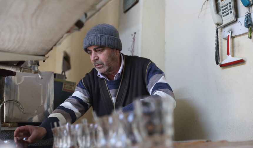 45 yıllık çaycı, depremde kaybettiği arkadaşlarını notlarında yaşatıyor