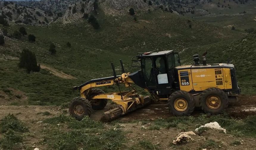 Çağlayancerit’te yayla yolları genişletiliyor