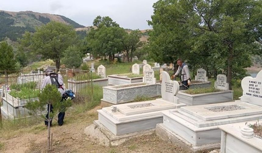 Ekinözü’nde mezarlıklar temizleniyor