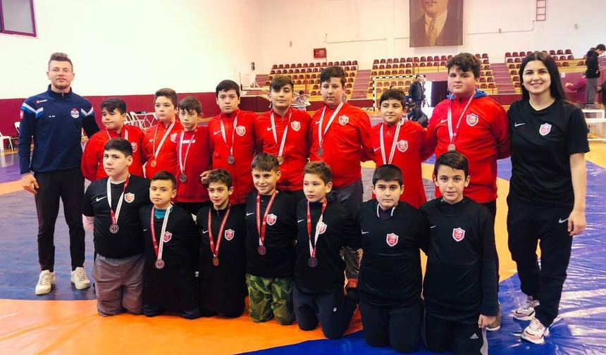 Antalya 'da Kepezli güreşçiler madalyaları topladı