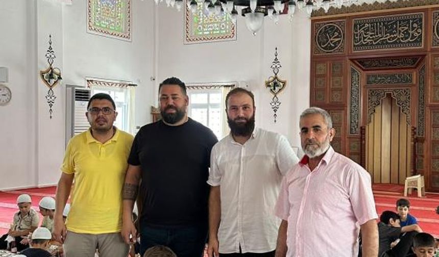 Adana 'da Kur'an kursu öğrencilerine kebap dağıtıldı