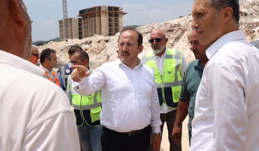 Mersin 'de Vali Pehlivan, Yenişehir ilçesinde toplu konut inşaatında incelemelerde bulundu