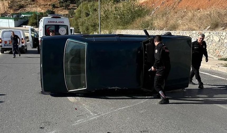 Sürücü hakimiyetini kaybetti, otomobil yan yattı