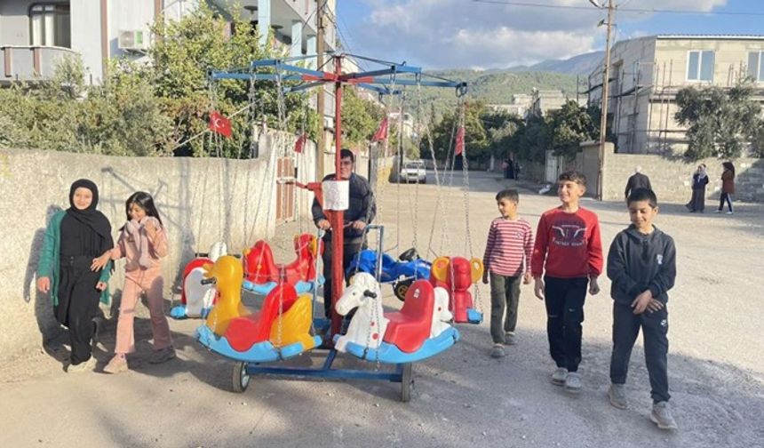 Seyyar Atlı Karıncasıyla, Depremzede Çocuklara Sokak Sokak Mutluluk Dağıtıyor