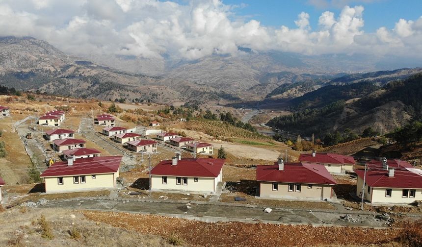 Kahramanmaraş’ta dev kayaların tahrip ettiği köyde deprem konutları yükseliyor