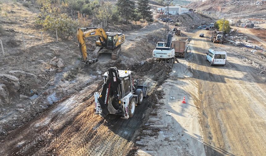 Büyükşehir, Türkoğlu Orçan Caddesi ve Bağlantı Yollarında Yenilemelerini Sürdürüyor