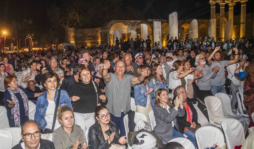 İlçe Akdeniz'in İki Yakasından Yükselen Şarkılarla Şenlendi
