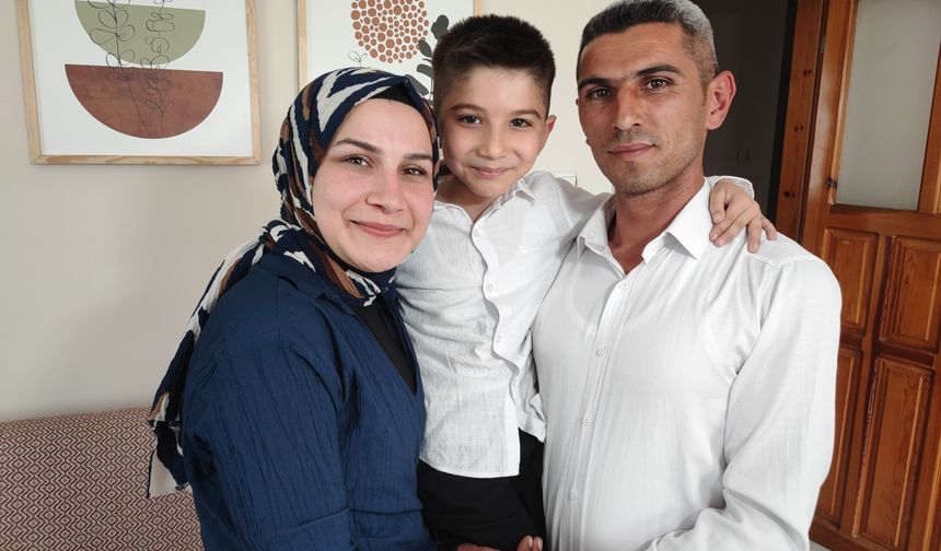 23 Nisan Töreninde Şarkı Söyledi Viral Oldu