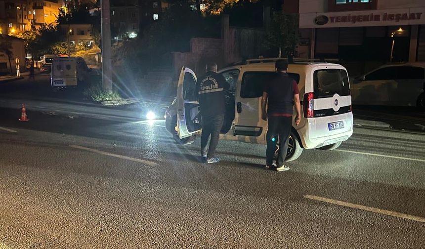 Hafif ticari araç anne ve kızına çarptı