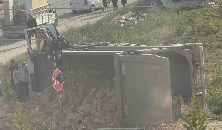 Hafriyat yüklü kamyon devrildi: 1 yaralı