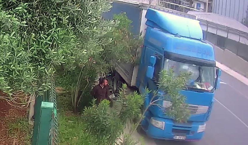 Tırın camını kırıp telefon çaldı